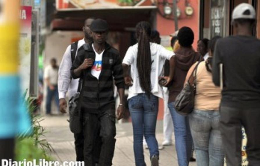 Inmigrantes haitianos denuncian que Migración les niega la residencia