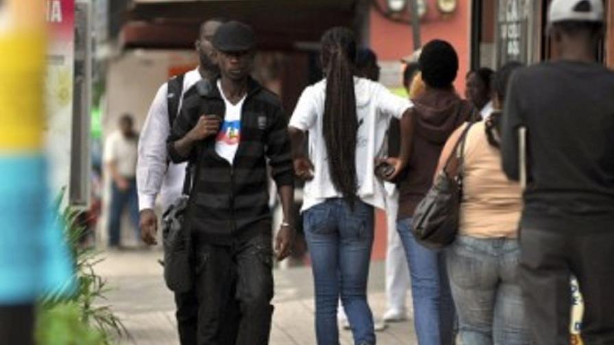 Inmigrantes haitianos denuncian que Migración les niega la residencia