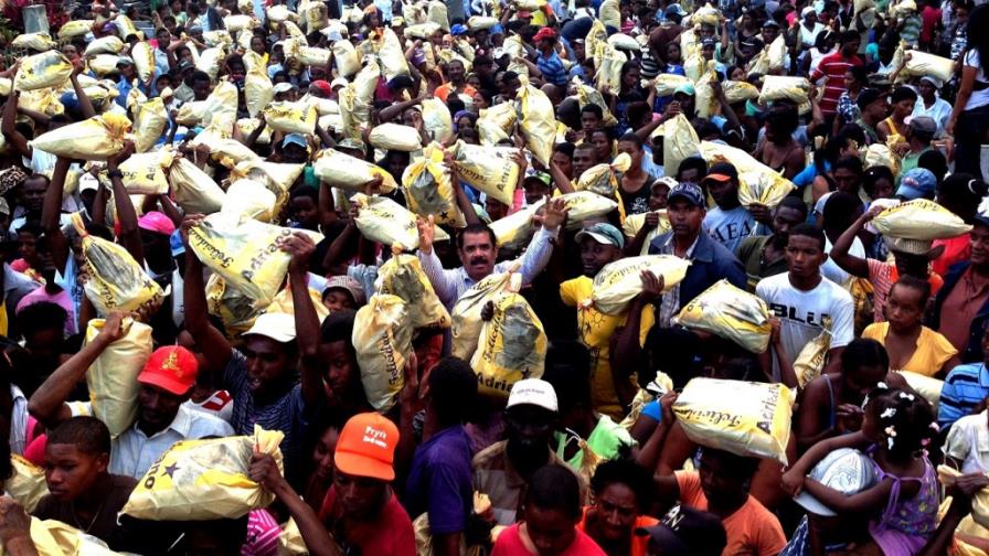 Sánchez Roa entrega alimentos y productos navideños en Elías Piña Sánchez Roa entrega alimentos y productos navideños en Elías Piña