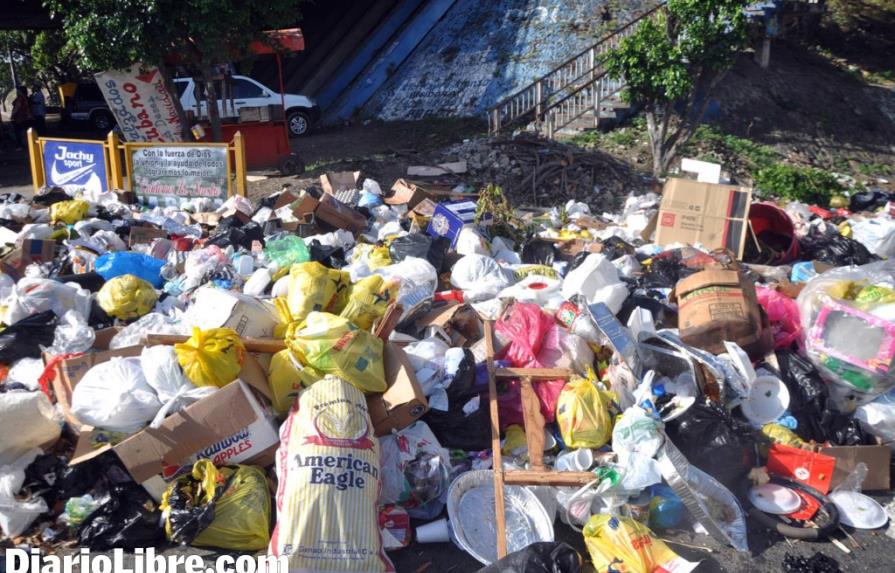 La basura se acumula en los barrios de Santiago
