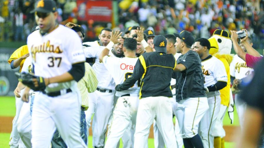Las Águilas Cibaeñas, con hit de oro de Héctor Luna, empatan a 3 la final Las Águilas Cibaeñas, con hit de oro de Héctor Luna, empatan a 3 la final