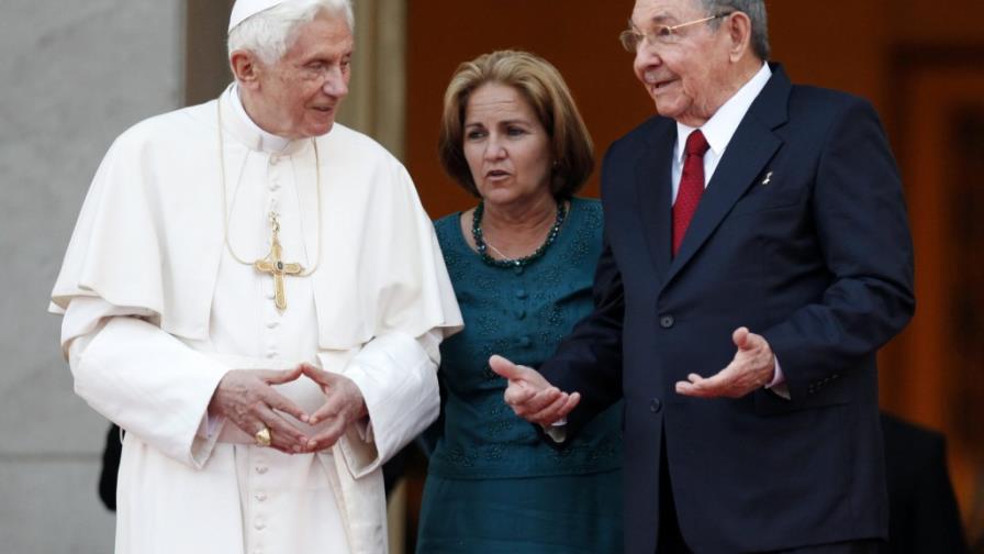 Raúl Castro recibe al Papa Benedicto XVI