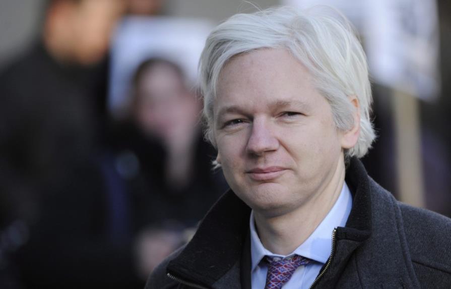 La Policía británica pide a Assange que comparezca en comisaría