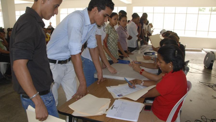 Cientos acuden a feria de empleo