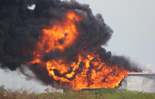 Número de muertos en refinería de Amuay sube a 48; fuego continúa