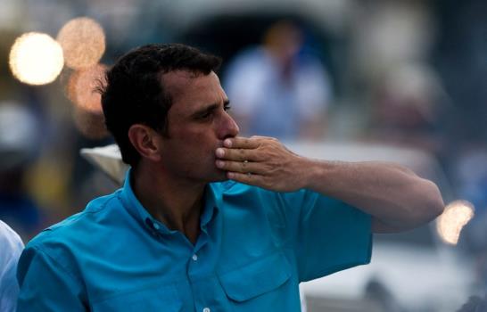 Aunque no se le conoce novia, Capriles dice que se casará tras elección