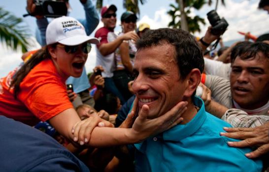 Aunque no se le conoce novia, Capriles dice que se casará tras elección