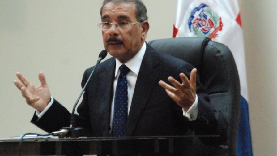 Medina pide lo dejen empaparse, y senadores que revoquen pensión Ng