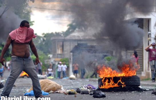 Protestas en Cotuí en demanda de empleos en la Barrick dejan 25 heridos
