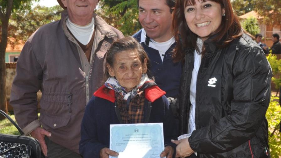 Anciana paraguaya de 80 años obtiene su acta de nacimiento Anciana paraguaya de 80 años obtiene su acta de nacimiento