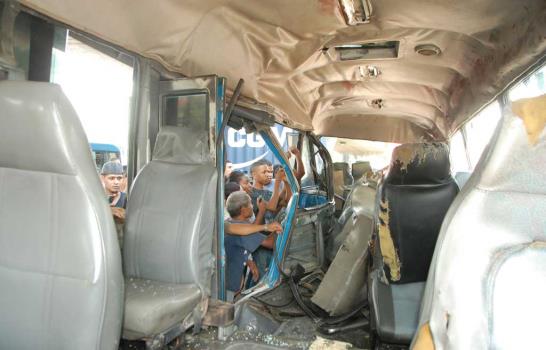 Diez heridos en choque entre patana y una guagua voladora