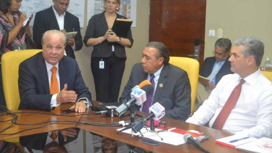 Camilo anuncia la construcción de ocho mil viviendas a bajo costo