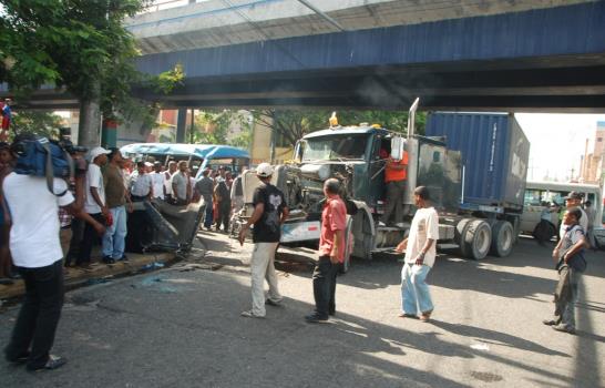 Diez heridos en choque entre patana y una guagua voladora