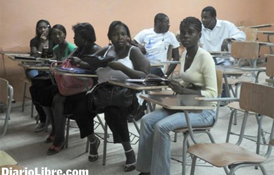Estudiantes haitianos saludan facilidades