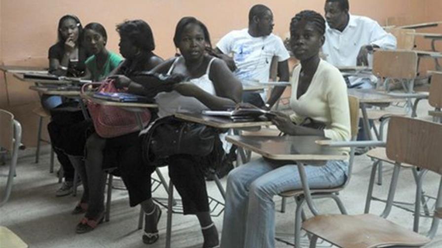 Estudiantes haitianos saludan facilidades