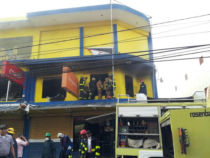 Fuego afecta plaza comercial en Herrera