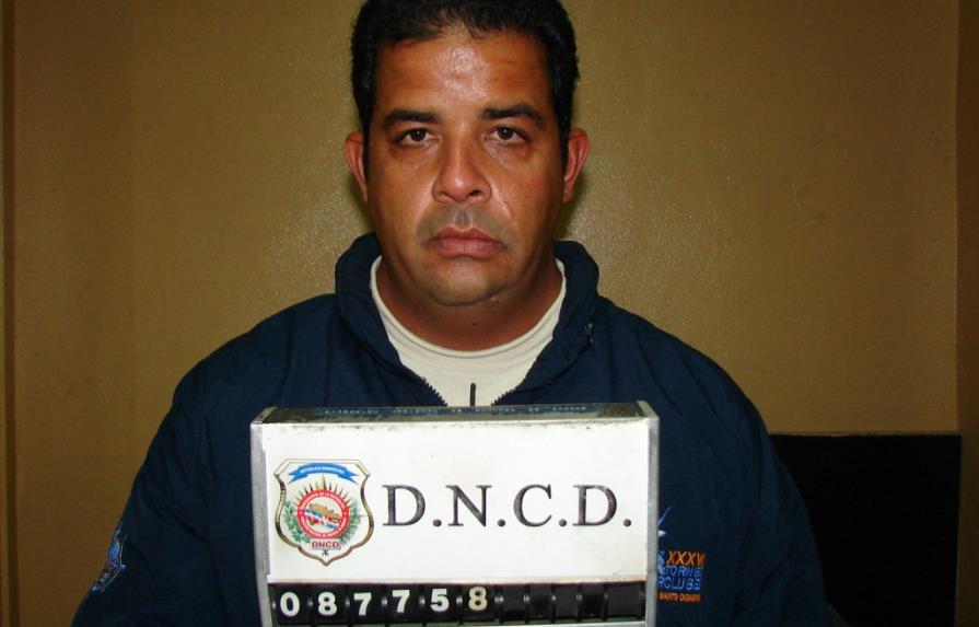 Se entrega a DNCD hijo exsenador Noé Sterling Vásquez para ser investigado