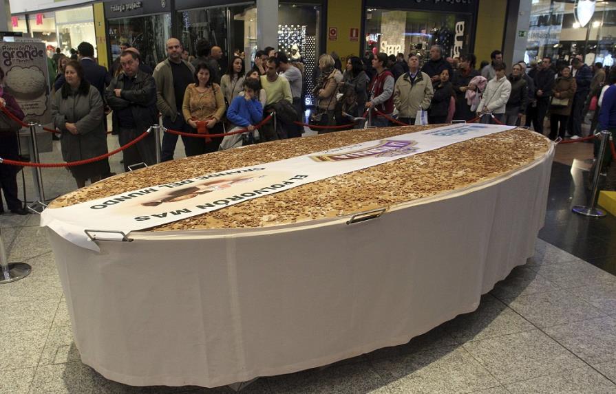 Reparten el polvorón más grande del mundo en ciudad del sur de España