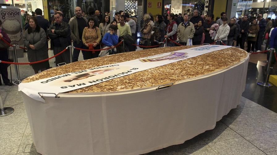 Reparten el polvorón más grande del mundo en ciudad del sur de España