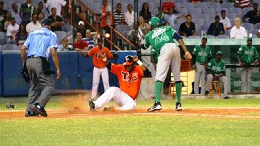 Toros del Este derrotan 3-1 a las Estrellas Orientales