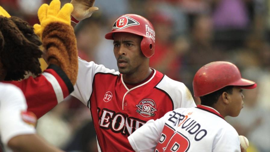 Leones vencen a las Águilas y lideran la final del béisbol