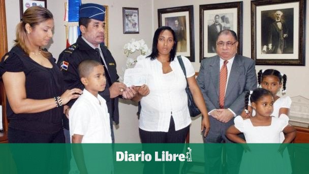 MIP entrega RD$2.1 MM a familiares de tres policías caídos - Diario Libre