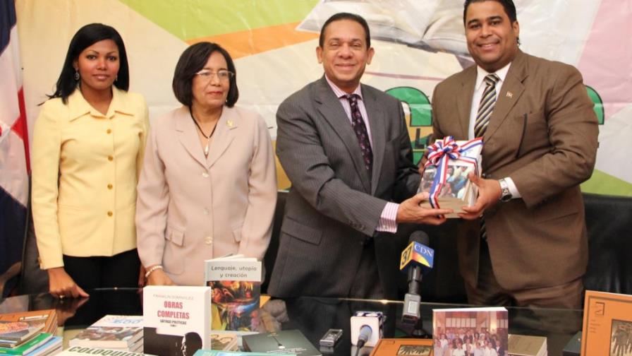 Cultura dona 10 mil libros a participantes del Segundo Maratón Juvenil de Lectura 2012