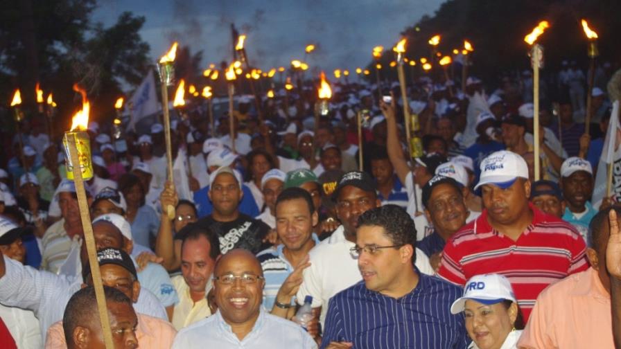 Miles de perredeistas de la capital marcharon con el  jacho prendío