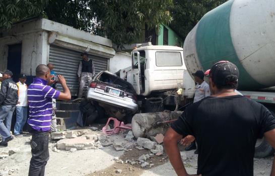 Camión hiere dos; uno pierde las piernas