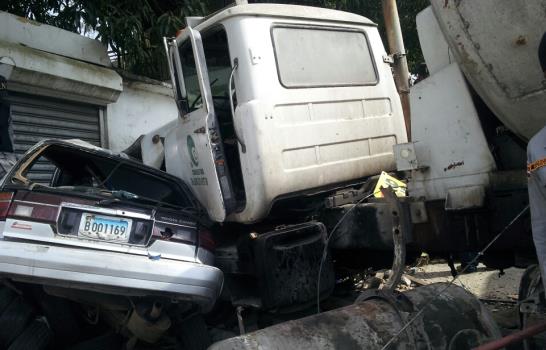 Camión hiere dos; uno pierde las piernas