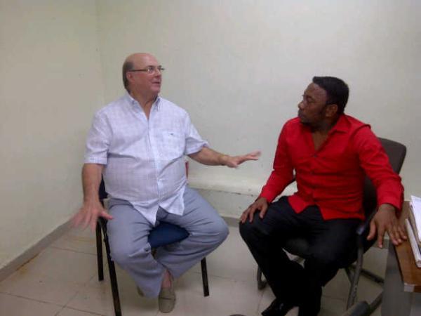 Hipólito Mejía visita a Antony Santos en la cárcel