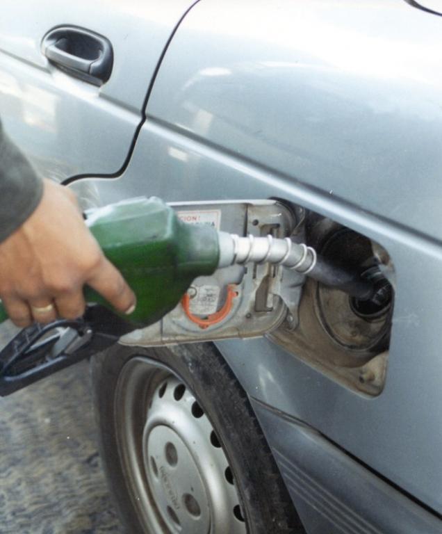 Precios de los combustibles bajan entre RD$2.10 y RD$2.38