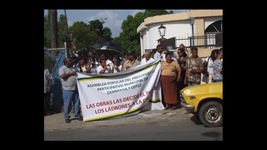 Delegados comunitarios de Cotuí y Zambrana marchan para que se respete el presupuesto participativo