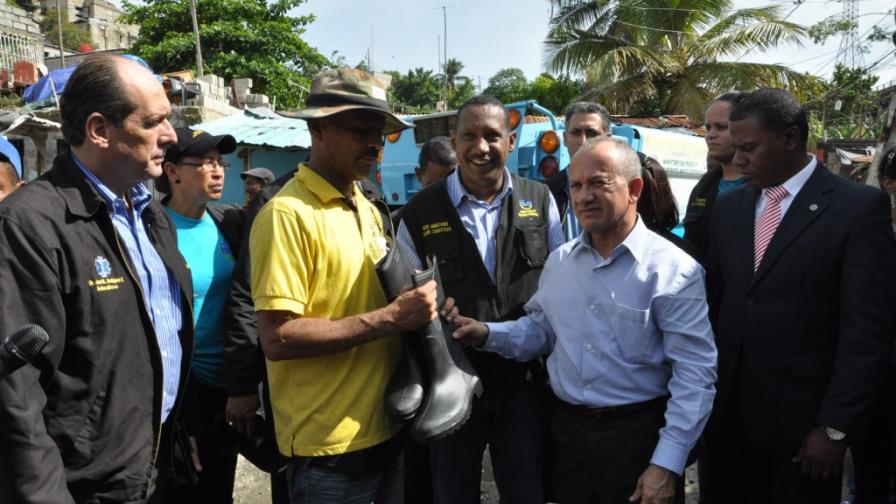 Ministro de Salud Pública visita afectados por tormenta en La Barquita