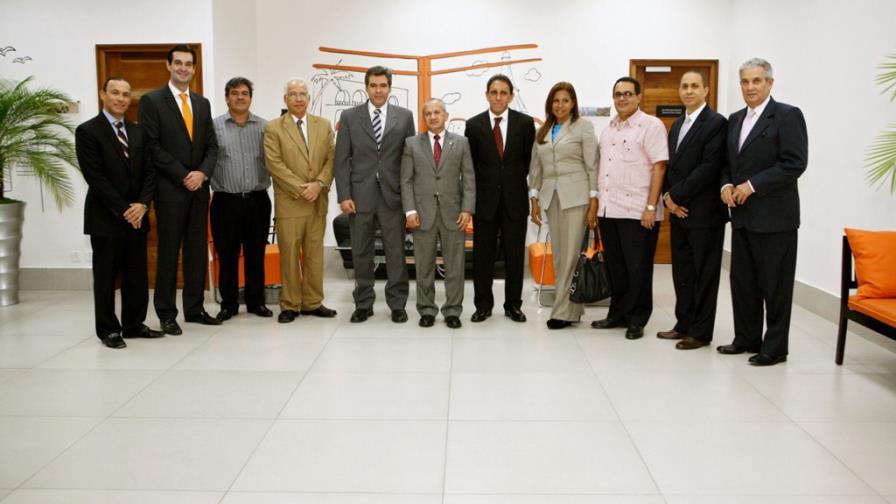 Ministro de Salud visita sala de telepresencia de Orange