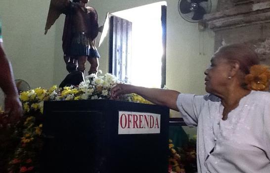 Con ritos, cantos y ron celebran el Día de San Miguel