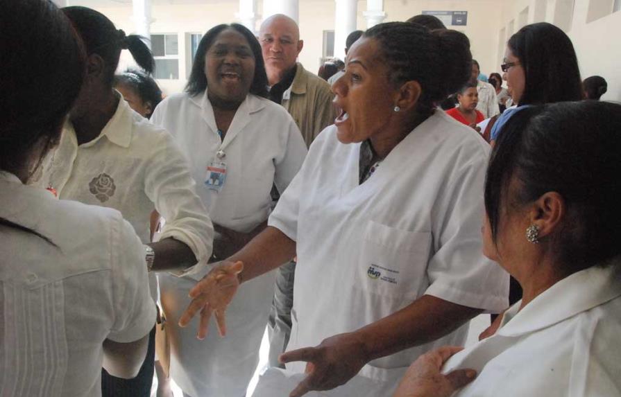 Enfermeras del Hospital Padre Billini protestan por malos tratos