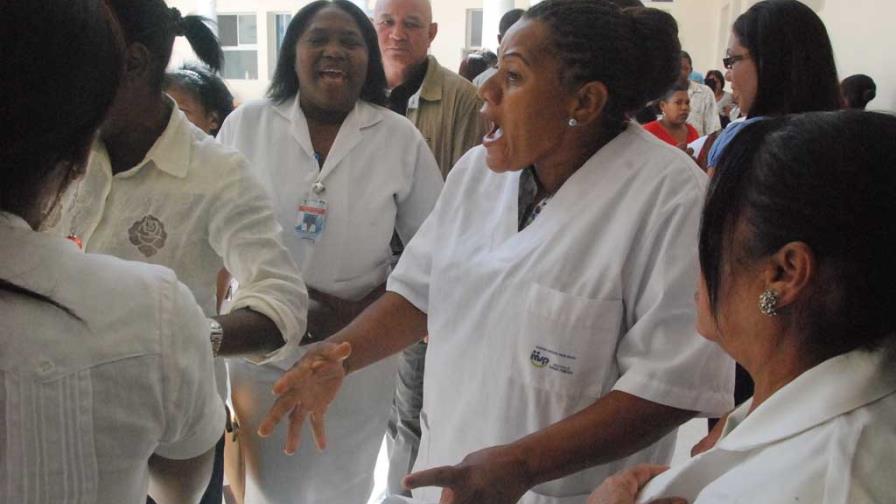 Enfermeras del Hospital Padre Billini protestan por malos tratos