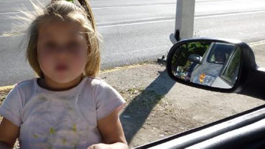 El caso de una niña pedigüeña rubia genera debate en México