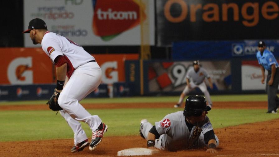 Águilas ganan y suben al primer lugar