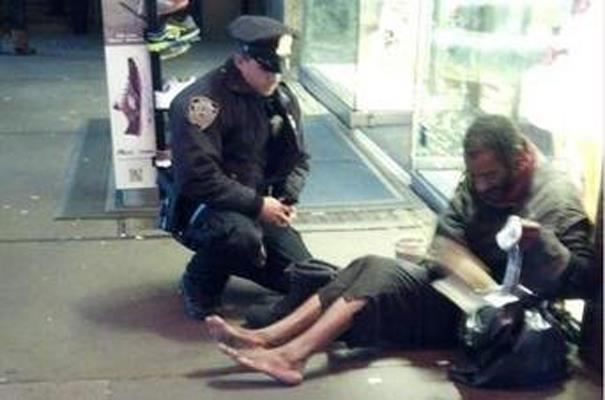La foto de un policía calzando a un mendigo conmueve a los neoyorquinos