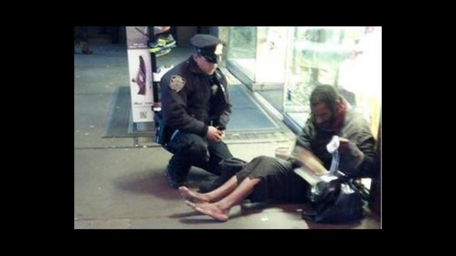La foto de un policía calzando a un mendigo conmueve a los neoyorquinos La foto de un policía calzando a un mendigo conmueve a los neoyorquinos