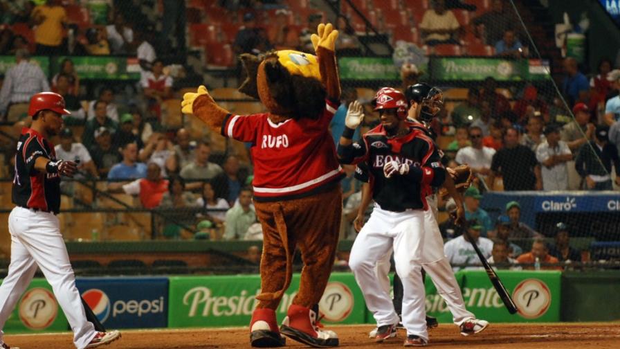 Los Leones del Escogido vuelven a rociar palos