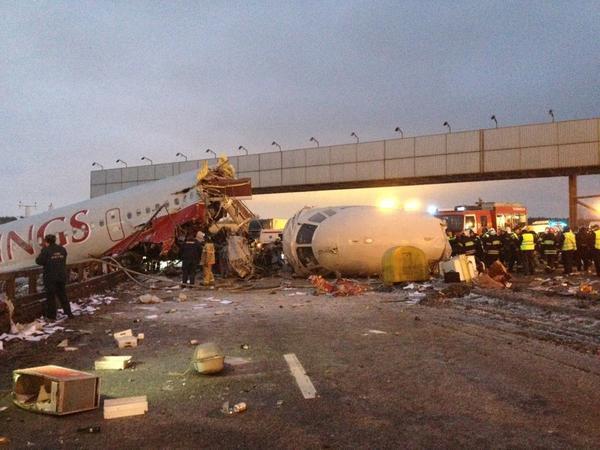 Al menos cuatro muertos al salirse de la pista un avión de pasajeros en Moscú