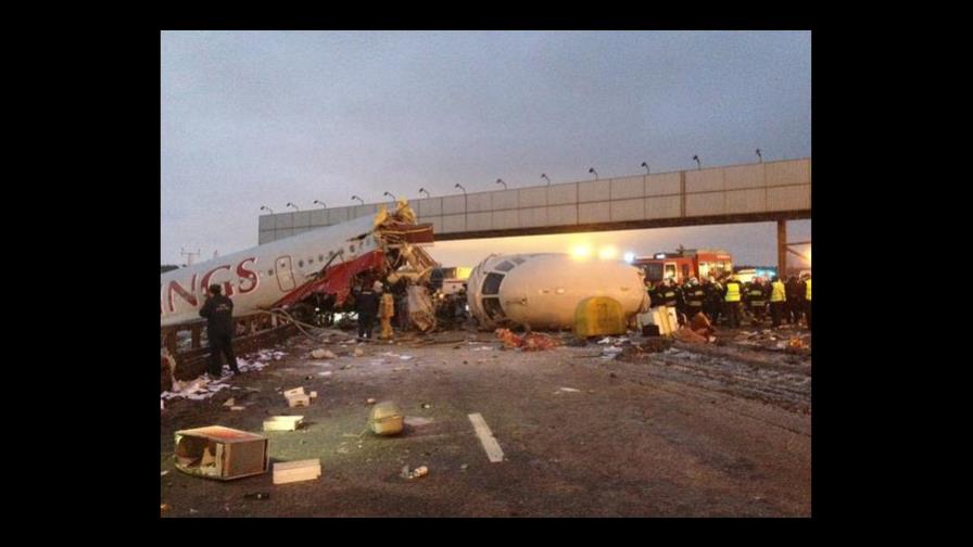 Al menos cuatro muertos al salirse de la pista un avión de pasajeros en Moscú Al menos cuatro muertos al salirse de la pista un avión de pasajeros en Moscú