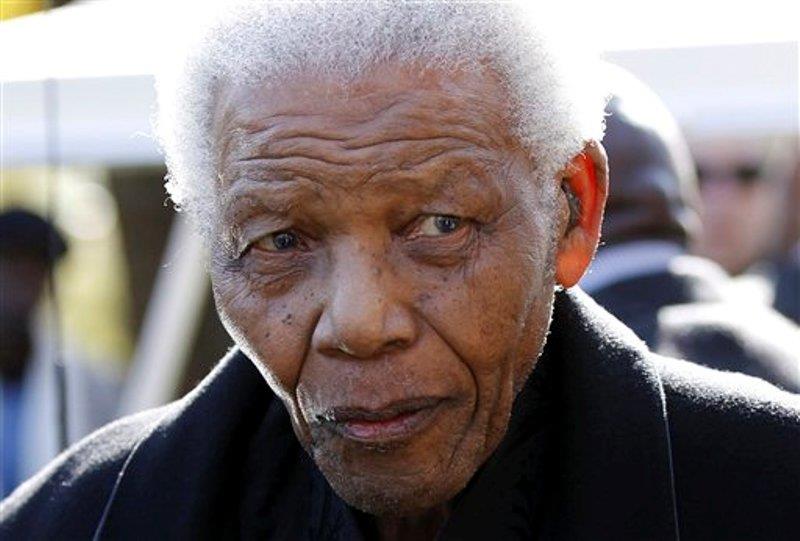 Mandela convalece en casa