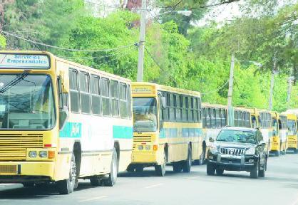 Autobús repleto de pasajeros se vuelca en carretera Jarabacoa-La Vega