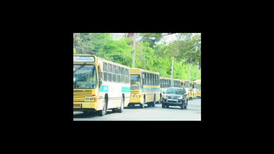 Autobús repleto de pasajeros se vuelca en carretera Jarabacoa-La Vega