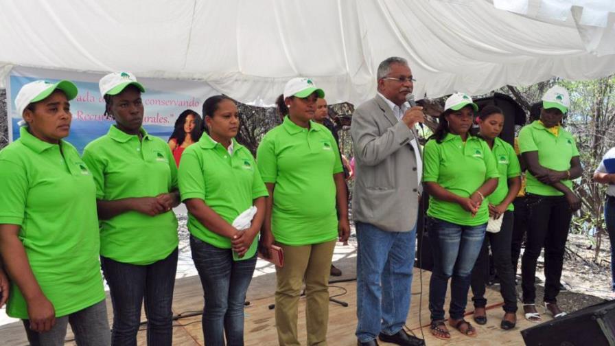 Campesinos del entorno del lago son integrados a brigadas de reforestación