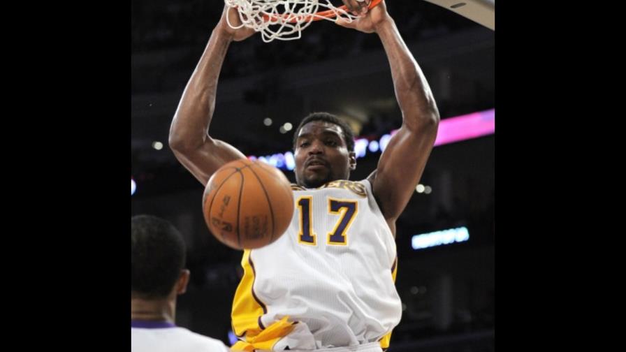 Bynum hace historia y Lakers arrollan